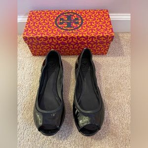 Tory Burch Eddie Peep Toe Ballet Flat in Black. Size 11
